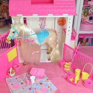 Barbie Feeding Fun Stable & Nibbles The Horse